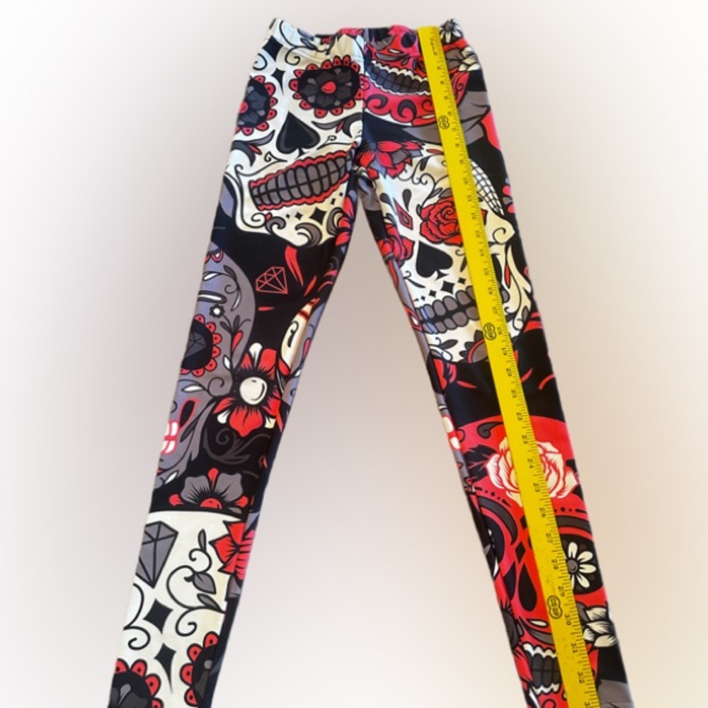 Gearbunch leggings, black with pink skulls, size small